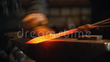 锻造工业-铁匠刷去铁屑