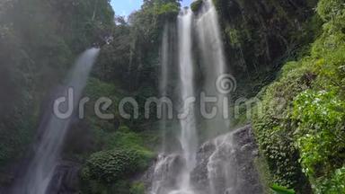 巴厘岛最大的瀑布-塞库普尔瀑布。 旅游巴厘岛概念..