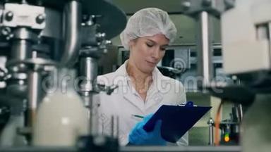 一个女人用牛奶检查瓶子，在传送带上移动。 工厂生产线的质量控制。 女职工