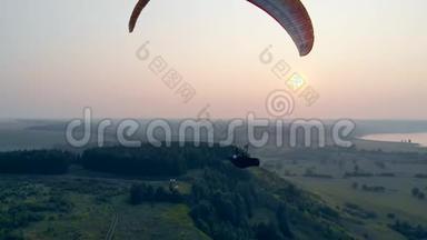 职业运动员与滑翔伞高空飞行。 滑翔伞，动作，极限运动理念..