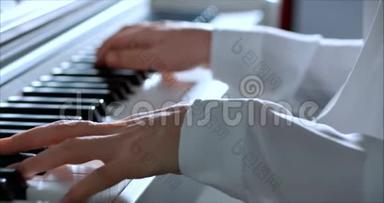 女子或女学生或专业钢琴家在美丽的白色钢琴上演奏古典音乐。