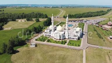 空中俯瞰白色清真寺。 清真寺湖和森林的俯视图.. 俄罗斯，博尔加-2019年06月08日。