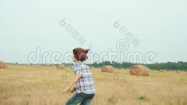 十几岁的男孩在<strong>干草</strong>堆背景下奔跑在农田里。 少女们坐在<strong>干草</strong>堆<strong>上</strong>收割田野