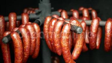 香肠、红烟熏制山毛榉木猪、屠宰传统的捷克家庭挂肉、香肠肉、熏肉