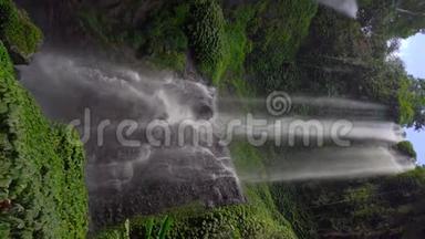 垂直视频。 巴厘岛最大的瀑布-塞库普尔瀑布。 旅游巴厘岛概念..