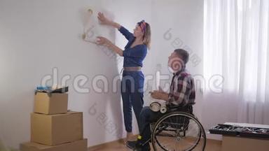 幸福的夫妻残疾人轮椅上的男子和年轻的<strong>美女</strong>选择新的<strong>室内</strong>卧室