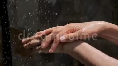 用水分充实双手.. 水滴在女人手`。 令人着迷的幽灵。 水是生命<strong>之源</strong>