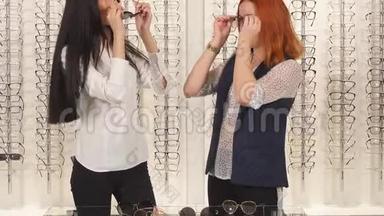两个戴着眼镜的漂亮<strong>活泼</strong>的女孩正以“视觉美容”的时尚摆姿势。
