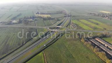 高速公路的空中俯视图。 高速公路和城市之间的交汇处。 高速公路出口，从