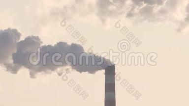 从化工厂的工业烟囱冒出来的黑烟。 天空背景上带有烟雾特写的管道