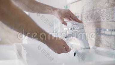 卫生间不用肥皂洗手。 晨间常规卫生