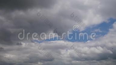 白云在天空中航行加速的视频