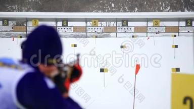 滑雪者向目标<strong>射击</strong>。滑雪者参加了冬季两项<strong>比赛</strong>，站在那里瞄准目标<strong>射击</strong>。