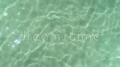 晶莹剔透，<strong>碧蓝</strong>的加勒比海海水.. 空中无人机视野。 多米尼加共和国。
