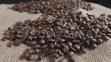 亚<strong>麻布</strong>上的阿拉比卡咖啡豆。 躺在粗<strong>麻布</strong>上的咖啡豆上