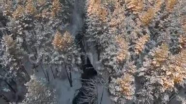无人机跟踪射击飞过一条冰冻的<strong>河流</strong>：冬天的风景，树木，溪流，<strong>河流</strong>直往下看