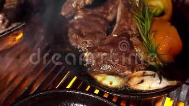 牛肉排在骨头上，用自己的果汁和蔬菜在锅里。 平底锅，骨头上有牛肉牛排和蔬菜