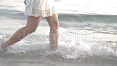 <strong>沙滩</strong>上的女人腿。 女孩走在<strong>海边</strong>的<strong>沙滩</strong>上。 海滩旅行。 暑假概念。