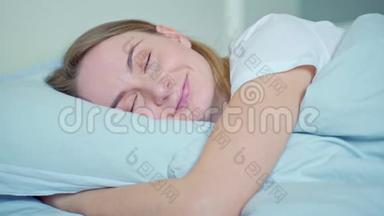 女人睡得很好，抱着柔软的白色枕头。 少女休息，<strong>晚安</strong>的概念