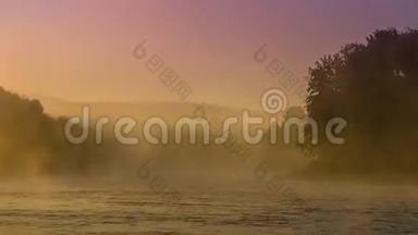 河流附近移动雾的时间流逝，日出时间