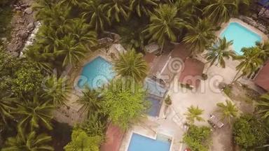 热带度假酒店的鸟瞰<strong>蓝色游泳池</strong>。 提供有室外<strong>游泳池</strong>和棕榈的Drone观景旅游酒店