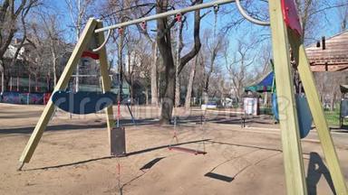 紧急状态期间摩尔多瓦基希讷乌中心大教堂广场公园内的空儿童游乐场