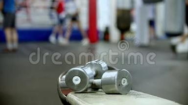 一个拳击手训练健身房-两个6公斤的哑铃在<strong>前台</strong>