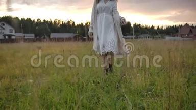 梦中的女人在傍晚的草地上走来走去