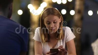 有吸引力的年轻女人在<strong>约会</strong>时使用<strong>手机</strong>，不注意男孩。