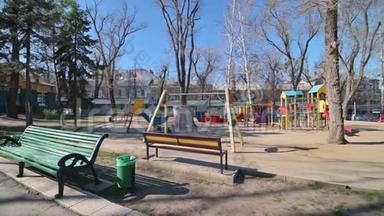 紧急状态期间摩尔多瓦基希讷乌中心大教堂广场公园内的空儿童游乐场