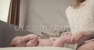 年轻的妈妈给小宝宝涂上婴儿粉。