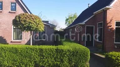 荷兰村。 小红砖房。 荷兰一个小村庄美丽的街道。