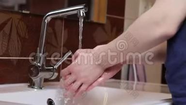女人教我们如何正确洗手。 特别卫生员代表适当的洗手以防细菌