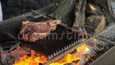 牛肉牛排是在烤架上用火花煮熟的。 牛肉排骨烧烤