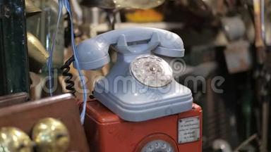 一家跳蚤商店出售蓝色老式旋转拨号电话的多利右拍