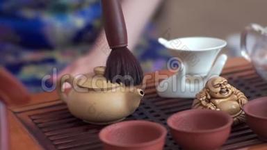 小水壶用专用茶刷擦拭.. 中国茶道仪式