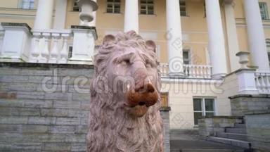 宫殿附近的狮子雕塑。 历史建筑，婚礼宫殿