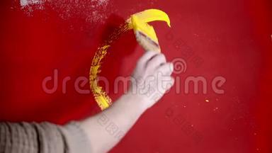 一个人在红墙上画了一张黄色油漆的笑脸