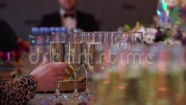 宴会上提供香槟或白起泡酒的玻璃杯