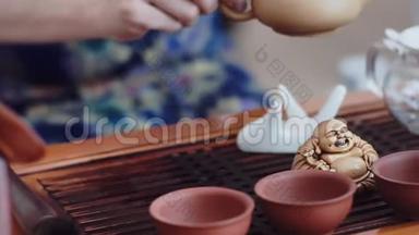 在一张木桌上，有一套供中国茶道用的茶具，在盖湾<strong>倒了</strong>香浓的绿茶