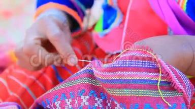 泰国北部清迈的泰国大良山部落制作服装手工艺品