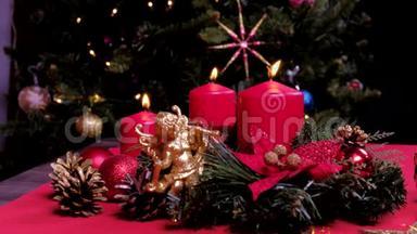 新年2021心情，圣诞蜡烛，树，<strong>节日快乐</strong>。 圣诞礼品盒，放着发光的圣诞球