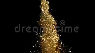 在水下闪烁着金色光芒。 在黑色的水中注入的黄金颗粒