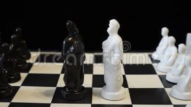 黑白棋王的形象`他们站在黑白棋盘上。 国际象棋中的棋子