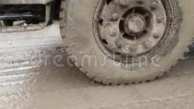 卡车车轮特写，穿过泥浆。