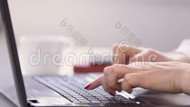 特写无法辨认的商人在远程办公室完成笔记本电脑的工作。 男人用手在笔记本键盘上打字