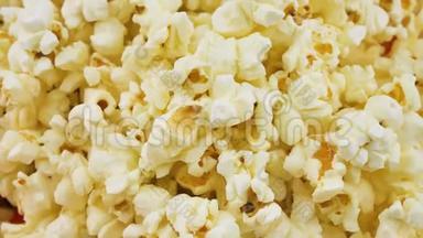 爆米花旋转特写，空中炸玉米小吃提供在电影院，娱乐。 爆米花背景。 爆米花