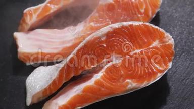 生的，新鲜的三文鱼牛排放在石板和香料周围。 生三文鱼红鱼。 烹饪三文鱼，海鲜..