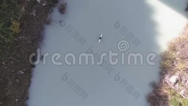 一个人在河中皮划艇的鸟瞰图，无人机通过一座桥