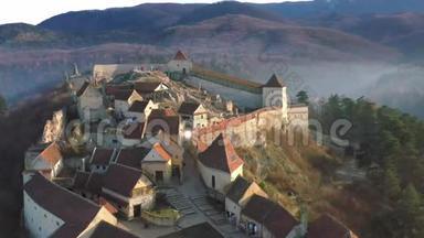 鸟瞰Risnov城堡堡垒老墙遗址.. 罗马尼亚。 无人机4k视频
